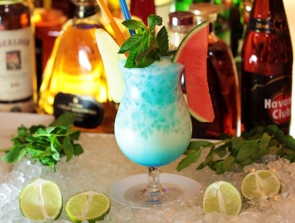 Коктейль алкогольный с сиропом голубая. Блю Кюрасао ликер коктейли. Blue Curacao коктейли безалкогольные. Ром ананасовый сок коктейль Блю Кюрасао. Коктейль бассейн с Блю Кюрасао.